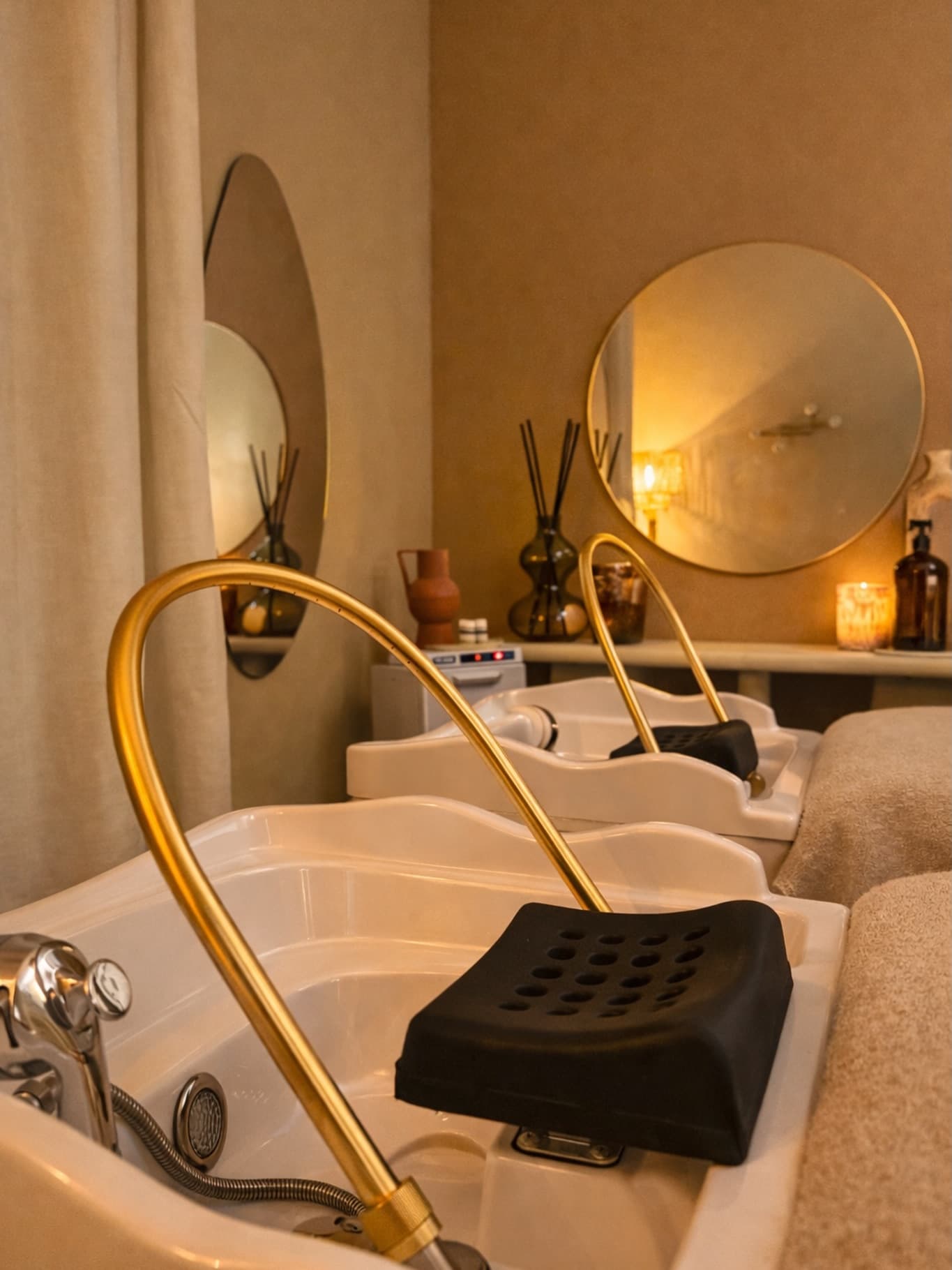 Stations Head Spa japonais à Thionville : bacs avec fixtures dorées, miroirs ronds, diffuseurs