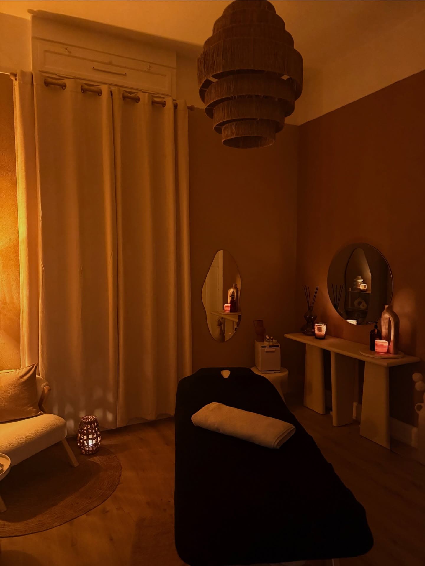 Massage sur mesure à Thionville — salle en ambiance tamisée, table chauffante, bougies, lumière dorée